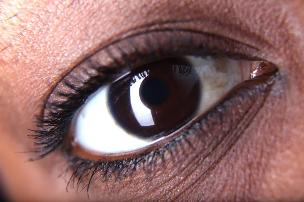 Глаз афро-американской женщины — стоковое фото