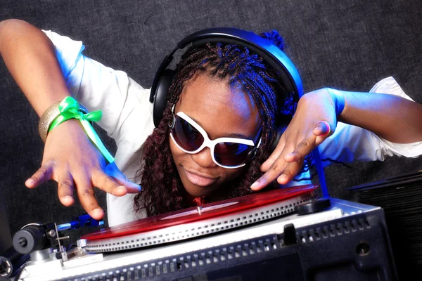 Cool afroamericano DJ en acción — Foto de Stock