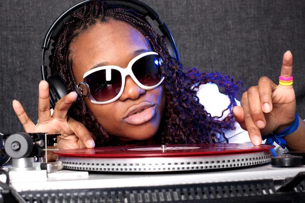 Cool afroamericano DJ en acción —  Fotos de Stock