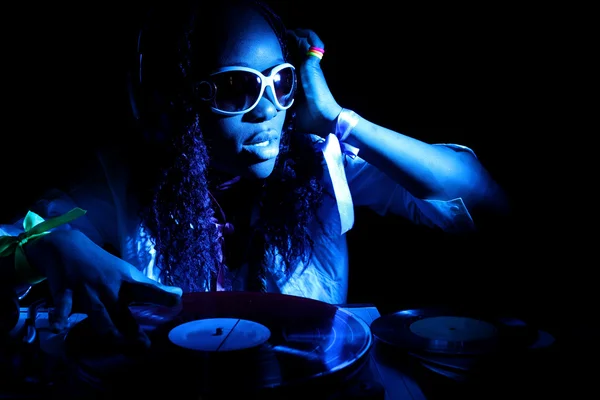 Afro-americano DJ luz azul — Fotografia de Stock