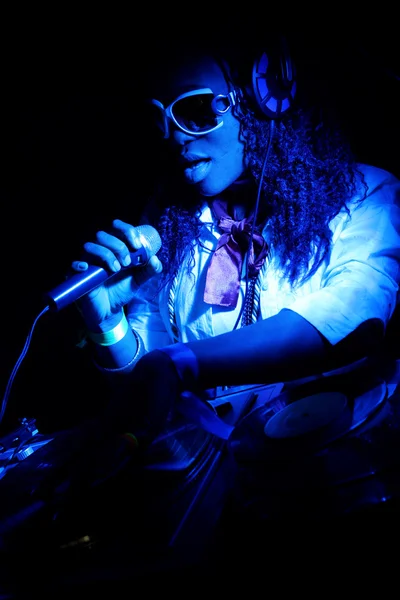 Afro amerikansk dj under blått ljus — Stockfoto