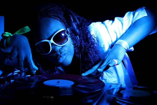 Coola afro amerikansk dj i aktion under blått ljus — Stockfoto
