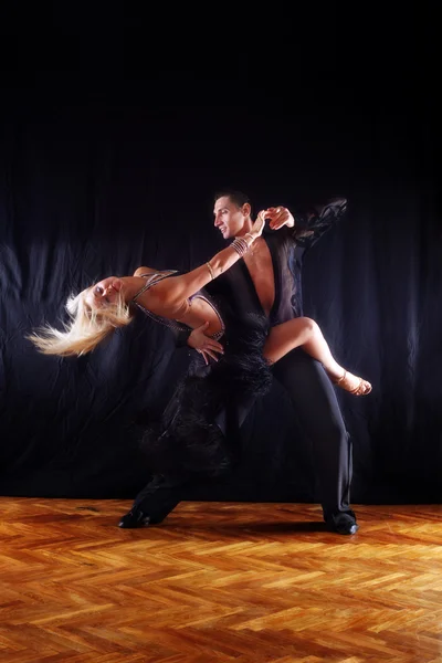 Танцоры в бальном зале — стоковое фото