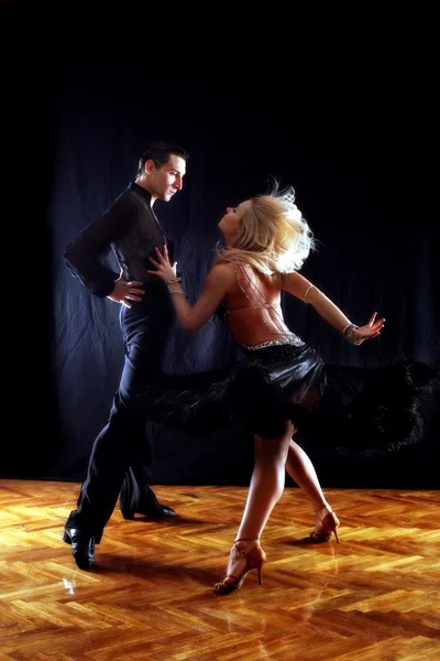 Bailarines en el salón de baile — Foto de Stock