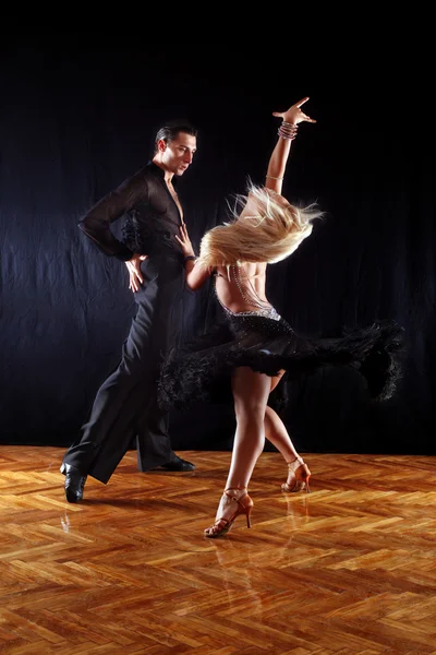 Bailarinas en salón contra negro — Foto de Stock