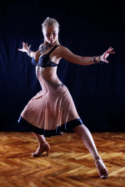 Танцовщица в зале — стоковое фото