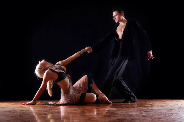 Δύο χορευτές στην αίθουσα χορού — Φωτογραφία Αρχείου