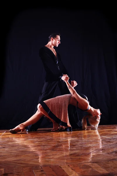 Dançarinos no salão de baile contra preto — Fotografia de Stock