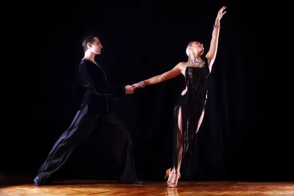 Двоє танцюристів у бальній залі — стокове фото