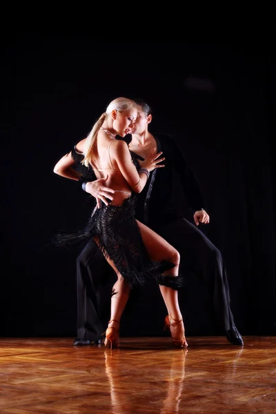 Dansers in balzaal tegen zwart — Stockfoto