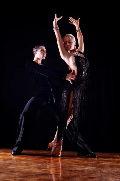 Dansers in balzaal — Stockfoto