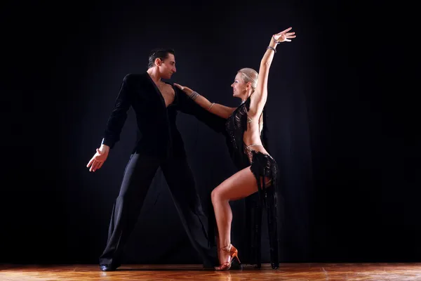 Dançarinos no salão de baile contra preto — Fotografia de Stock