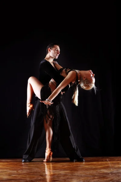 Dansers in balzaal — Stockfoto
