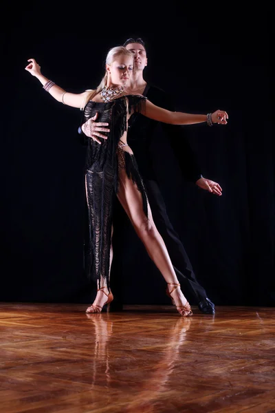 Tancerze w sali balowej przeciwko czarny — Zdjęcie stockowe