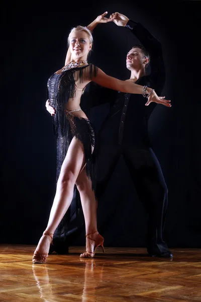 Танцюристи в танцювальне — стокове фото