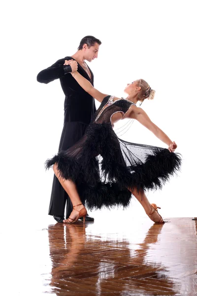 Bailarines en el salón de baile — Foto de Stock