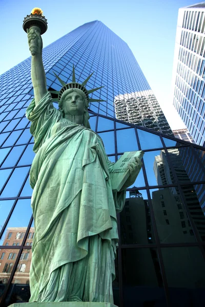 Άγαλμα της ελευθερίας και ουρανοξύστες — Φωτογραφία Αρχείου