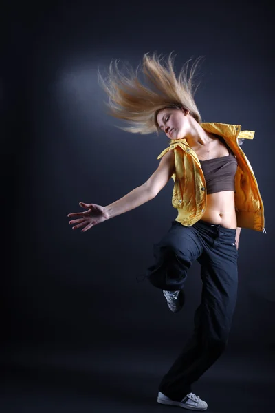 Mulher dançarina moderna — Fotografia de Stock