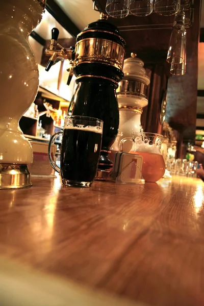 Şık gece barda bira — Stok fotoğraf