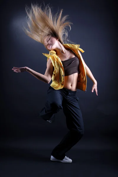 Kvinna moderna dansare — Stockfoto
