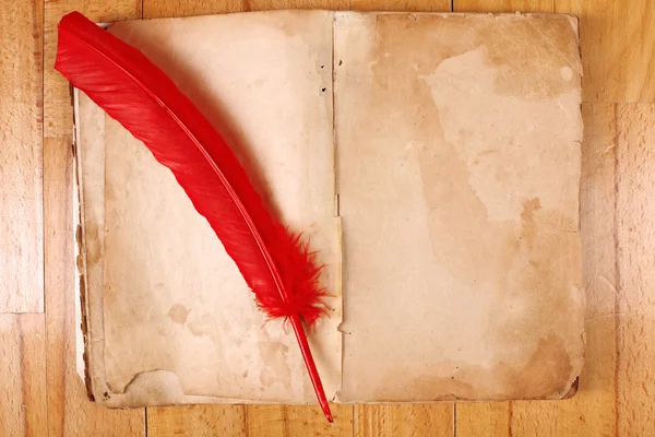 Βιβλίο vintage μήνυμα με κόκκινο φτερό στυλό στο τραπέζι — Φωτογραφία Αρχείου