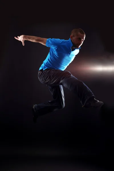 Прыгающий крутой танцор — стоковое фото