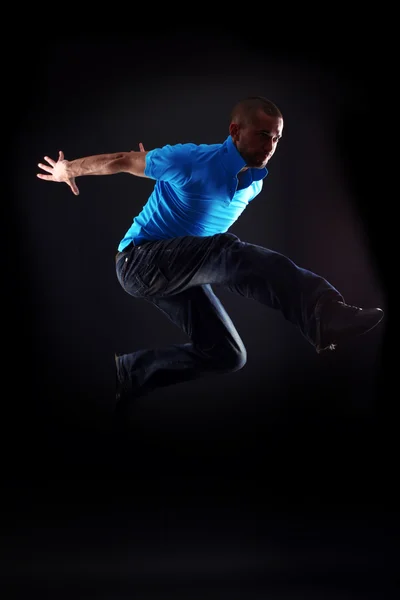 Холодный человек современный танцовщик против чёрного — стоковое фото