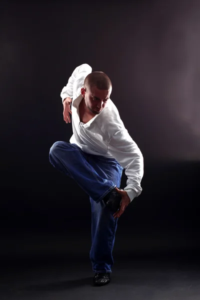 Класна людина сучасна танцівниця проти чорного — стокове фото