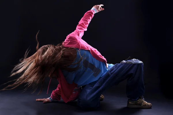 Mulher dançarina moderna contra fundo preto — Fotografia de Stock