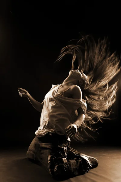 Donna fredda ballerina moderna — Foto Stock