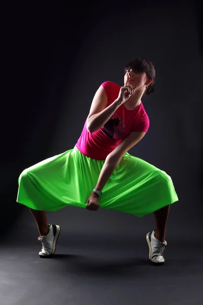 Moderní tanečnice cool žena proti černé — Stock fotografie