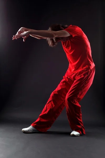 Hip-Hop-Tänzer vor schwarzem Hintergrund — Stockfoto