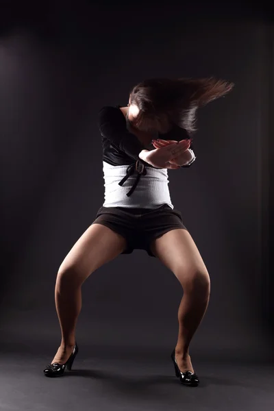 RnB танцовщица на черном фоне — стоковое фото