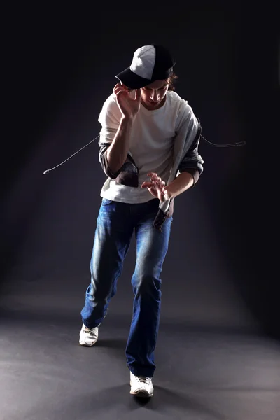 Homem moderno dançarino contra — Fotografia de Stock