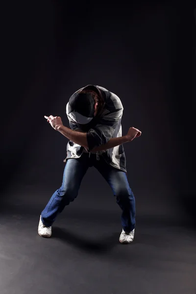 Člověk moderní tanečnice proti černé — Stock fotografie