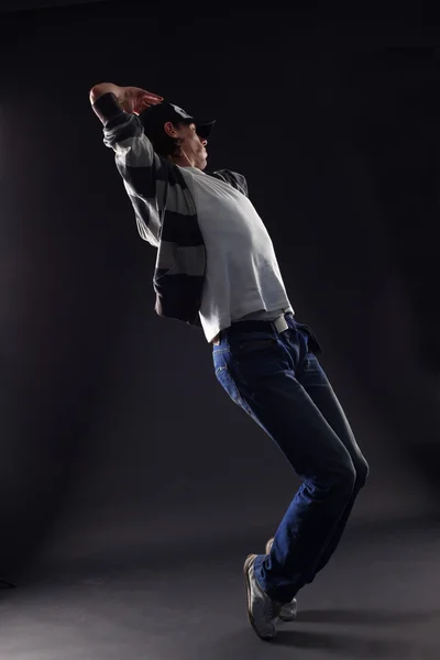 黒の背景のヒップホップの男性ダンサー — ストック写真