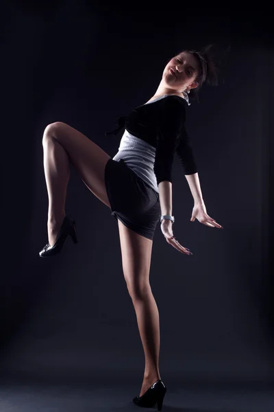Mujer bailarina moderna contra negro — Foto de Stock