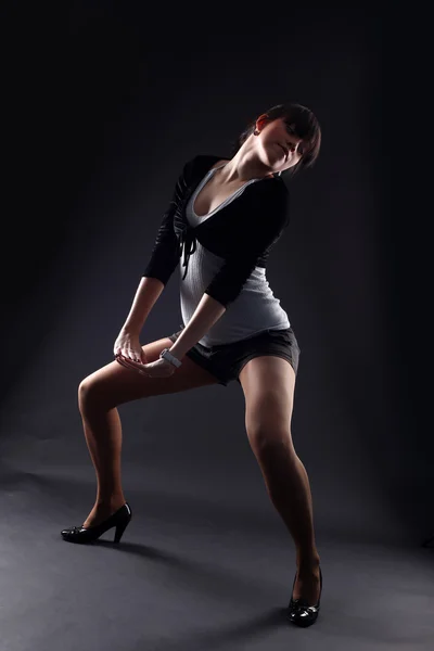 Moderne Tänzerin gegen Schwarz — Stockfoto