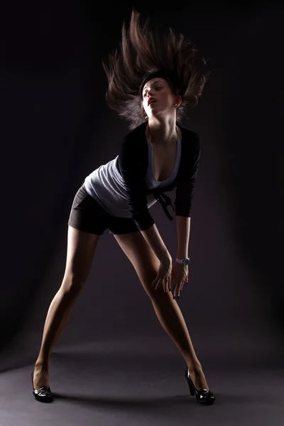 Žena tanečnice proti černé — Stock fotografie