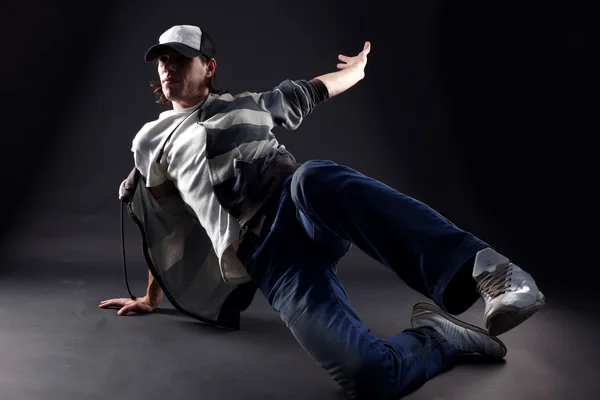 Homem moderno dançarino contra — Fotografia de Stock