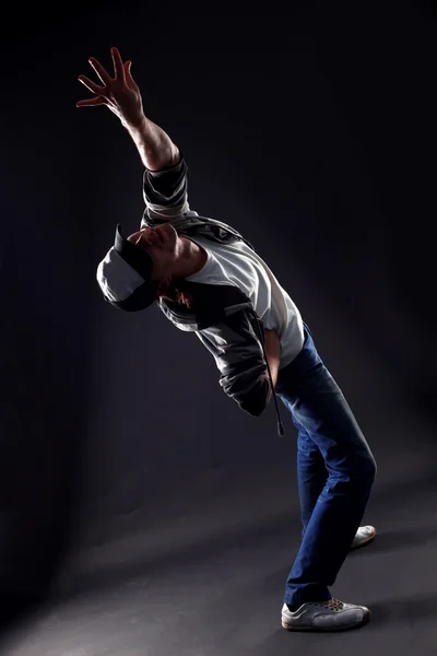 Nowoczesne tancerz fajny człowiek przeciwko czarny — Zdjęcie stockowe