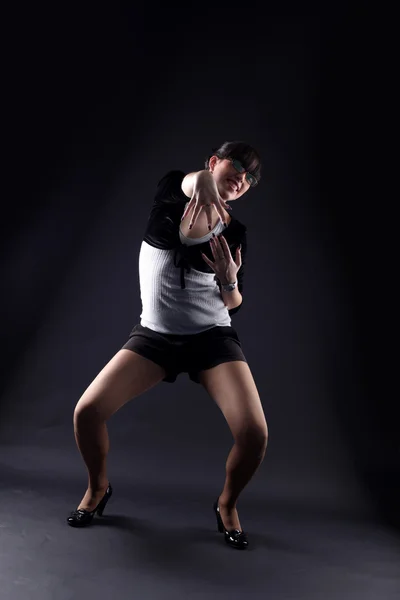 Femme danseuse contre noir — Photo