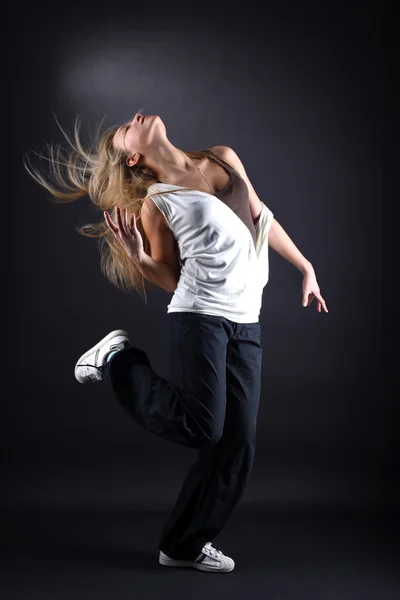 Jonge vrouw moderne danser in actie — Stockfoto