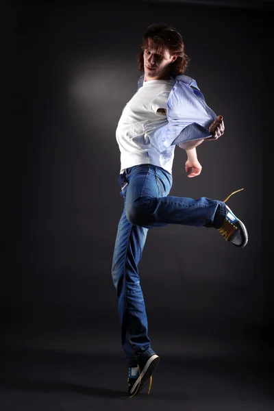 Genç adam modern dansçı — Stok fotoğraf