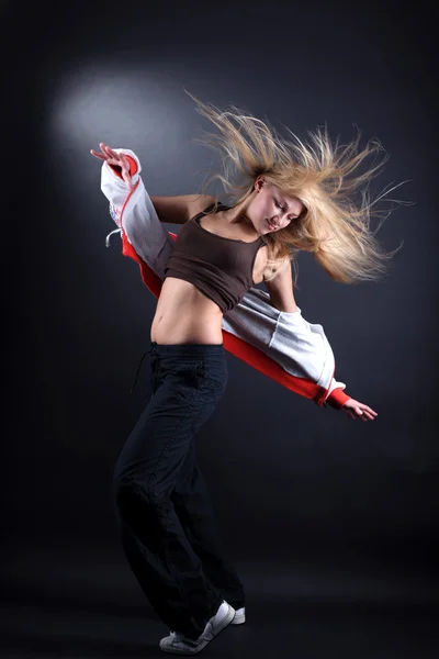 Jeune femme danseuse moderne en action — Photo