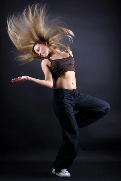 アクションの若い女性の現代ダンサー — ストック写真