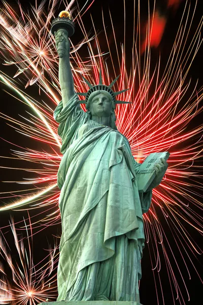 Freiheitsstatue und Feuerwerk — Stockfoto