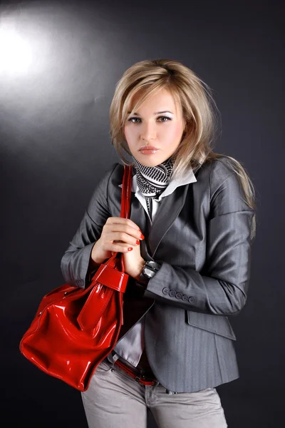 Mode jonge vrouw met rode zak — Stockfoto