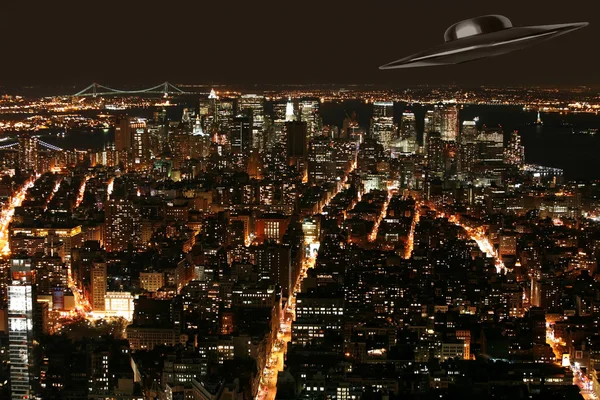 UFO onder new york in nacht — Stockfoto