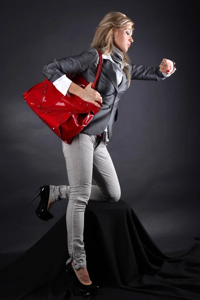 Moda giovane donna con borsa rossa — Foto Stock